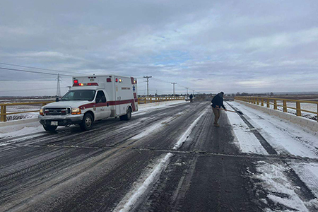 Protección Civil alerta sobre el peligro de carreteras congeladas en Chihuahua. Evite viajar en condiciones riesgosas y consulte el estado de las vías antes de salir.