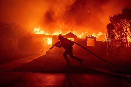 Los vientos de Santa Ana, que soplan en California entre septiembre y mayo, son responsables de crear condiciones ideales para incendios forestales. Este fenómeno meteorológico deshidrata la vegetación y aumenta la velocidad de propagación de las llamas en áreas afectadas.