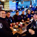 La SSPE celebra el Día del Policía en Nuevo Casas Grandes con un evento especial. Se entregaron uniformes y equipo, y se reconoció el trabajo de los agentes en la seguridad ciudadana. El secretario Gilberto Loya Chávez destacó la importancia de fortalecer los cuerpos de seguridad.