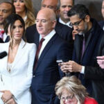 En la ceremonia de toma de posesión de Donald Trump, se destacaron los CEOs de grandes compañías tecnológicas como Google, Meta y Amazon. Personalidades como Elon Musk, Mark Zuckerberg y Jeff Bezos fueron parte de un evento que simboliza la convergencia entre política y poder económico.