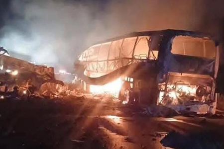 Más de 30 personas fallecieron en un accidente entre un camión de pasajeros y un tráiler en Campeche. Ocho sobrevivientes fueron trasladados en estado grave.