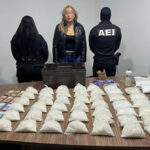 La Fiscalía de Chihuahua detuvo a una empleada de la FGR con 17 kilos de cristal, otras drogas y 81 mil pesos. El operativo se realizó en la Colonia CTM.