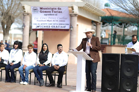 Cruz Pérez Cuéllar y la Asociación Civil Más por Chihuahua entregaron una ambulancia y mobiliario escolar a Gómez Farías, fortaleciendo la educación y servicios de salud en la región.