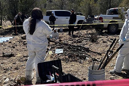 Las autoridades han localizado 6 cuerpos más en fosas clandestinas en Casas Grandes, Chihuahua. El total de cuerpos encontrados asciende a 69.