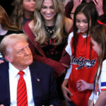 El presidente Donald Trump firmó una orden ejecutiva que prohíbe a mujeres transgénero participar en deportes femeninos, instruyendo a agencias federales a interpretar el Título IX según el sexo asignado al nacer y amenazando con retirar financiamiento a instituciones que no cumplan.