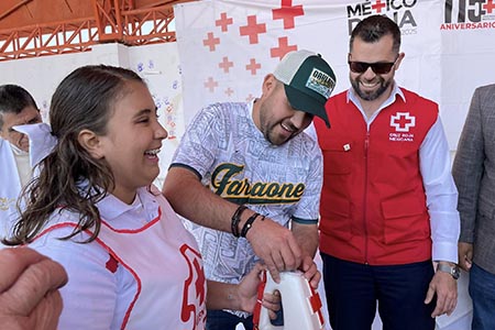 Alcalde Roberto Lucero dona 20 mil pesos a la Cruz Roja Mexicana. Iniciativa “México Dona” busca recaudar fondos para emergencias.