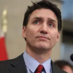 Canadá impone aranceles del 25% a productos estadounidenses en respuesta a la guerra comercial de Trump. Trudeau califica la medida de "estúpida".