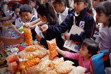 A partir del 29 de marzo de 2025, las escuelas de Chihuahua deberán eliminar la venta de comida chatarra como parte de una estrategia nacional para mejorar la alimentación estudiantil.