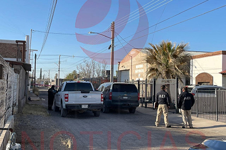 Autoridades locales reportaron el hallazgo de un hombre sin vida en un callejón de Nuevo Casas Grandes. Personal de seguridad y periciales trabaja en el lugar para esclarecer los hechos.