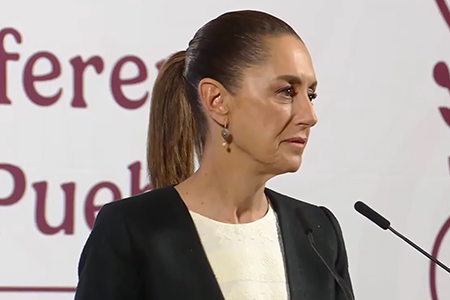 La Presidenta Claudia Sheinbaum aseguró que México vive un momento definitivo y no habrá sumisión ante Estados Unidos. Destacó la fortaleza del pueblo mexicano.