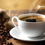 Un estudio revela que tomar café por la mañana reduce el riesgo de enfermedades cardiovasculares. El momento del consumo es clave para maximizar sus beneficios.