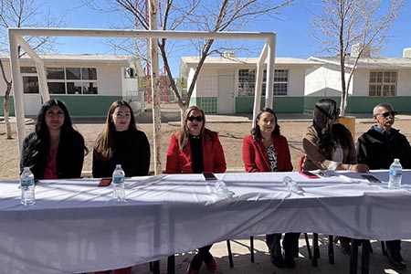 La Presidenta Municipal de Nuevo Casas Grandes, Edith Escárcega, entregó mobiliario escolar a la escuela David Alfaro Siqueiros. Agradeció a Cruz Pérez Cuéllar y a Más Por Chihuahua.
