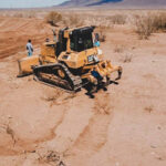 El Gobierno Municipal de Nuevo Casas Grandes inició la rehabilitación de caminos rurales en el Ejido Casas Grandes con apoyo de maquinaria BullDozer estatal.