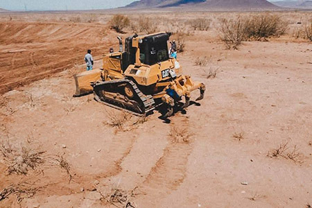 El Gobierno Municipal de Nuevo Casas Grandes inició la rehabilitación de caminos rurales en el Ejido Casas Grandes con apoyo de maquinaria BullDozer estatal.