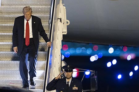 Un juez federal bloqueó las deportaciones masivas ordenadas por Trump bajo la Ley de Enemigos Extranjeros de 1798. Conoce los detalles de este fallo histórico.