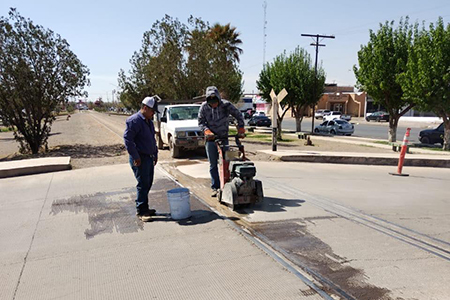 El Departamento de Obras Públicas de Nuevo Casas Grandes avanza en el mantenimiento de vías ferroviarias para mejorar el servicio del tren turístico El Armoncito.