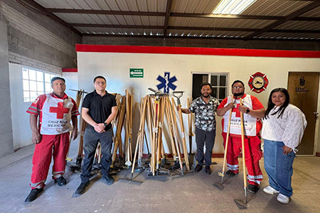 La Cruz Roja Mexicana y Alsuper realizaron un donativo conjunto de herramientas y agua para apoyar a los brigadistas contra incendios forestales en Casas Grandes.
