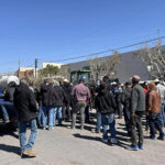 Julián LeBarón apoya a productores en manifestación pacífica frente a la CFE en Nuevo Casas Grandes. Exigen solución a problemas de suministro eléctrico.