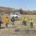 El Gobierno de Chihuahua mantiene el apoyo a brigadistas con agua, alimentos y herramientas para el combate de incendios forestales en la región de Janos.