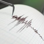 Descubre qué causa los terremotos y cómo el movimiento de las placas tectónicas genera estos fenómenos naturales. Aprende sobre hipocentro y epicentro.