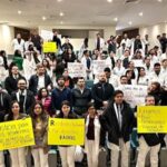 Médicos residentes del IMSS denuncian amenazas y represalias por exigir su pago. Prohibición de comedor, cancelación de rotaciones y acoso son algunas de las acciones en su contra.