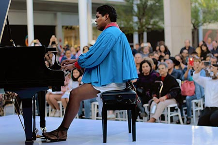 El pianista rarámuri Romeyno Gutiérrez se presentará en Nuevo Casas Grandes el 12 de abril. Concierto benéfico a favor del programa de lentes del Club de Leones.