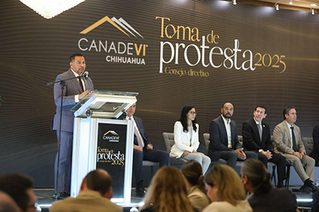 El alcalde Cruz Pérez Cuéllar reforzó su compromiso con CANADEVI Chihuahua, destacando la reducción de trámites para desarrollos de 180 a 45 días y un futuro convenio con Infonavit.