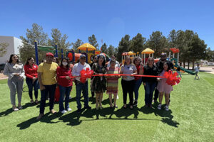 La presidenta municipal Edith Escarcega inauguró dos áreas de juegos infantiles en la Macro Plaza de Nuevo Casas Grandes.