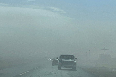 Protección Civil alerta por vientos de 75 km/h en Chihuahua. Recomiendan precauciones en carreteras y evitar actividades al aire libre este domingo.
