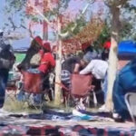 Una violenta pelea entre mujeres, incluyendo una embarazada, se registró en la plaza de la colonia Reforma en NCG, ante la mirada de comerciantes y vecinos.