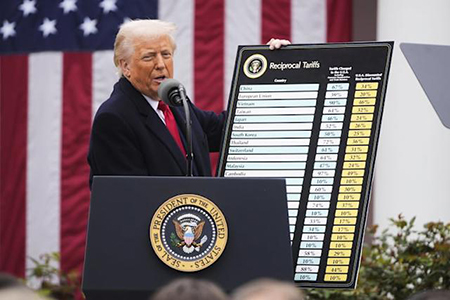 Economistas advierten que los aranceles de Trump podrían desencadenar una recesión en EU, con impacto en precios, empleo y crecimiento económico.