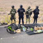 Autoridades estatales y federales aseguraron un arsenal y varios vehículos tras un enfrentamiento en la carretera Ojinaga–Aldama. Localizaron armas largas, explosivos y vehículos calcinados.