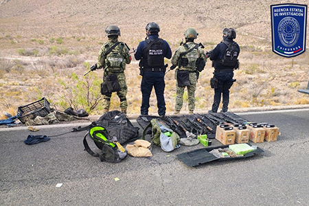 Autoridades estatales y federales aseguraron un arsenal y varios vehículos tras un enfrentamiento en la carretera Ojinaga–Aldama. Localizaron armas largas, explosivos y vehículos calcinados.