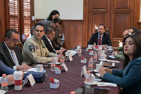 Santiago De la Peña encabezó la Mesa de Coordinación para la Construcción de Paz, donde se revisaron los operativos forestales y vacacionales en Chihuahua.