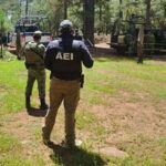 La Fiscalía de Chihuahua exhumó un cadáver en el panteón de La Norteña, Madera, para determinar su identidad. El operativo contó con custodia militar y policial.