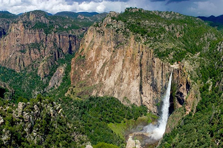El estado de Chihuahua es finalista en cinco categorías del premio "Lo Mejor de México 2025" con destinos como Creel, Basaseachi y experiencias rarámuri. La premiación será el 29 de abril.
