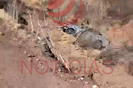 Un conductor resultó ileso tras volcar su automóvil en la carretera que conecta Casas Grandes con Colonia Juárez. Autoridades investigan causas.