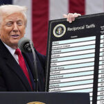 Donald Trump defiende su política de aranceles como solución para EE.UU., mientras economistas advierten sobre riesgos de recesión global y mercados volátiles.