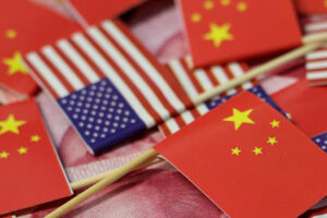 EE.UU. eleva aranceles a productos chinos del 145% al 245%, alegando riesgos a seguridad nacional. China promete represalias iguales, generando caídas en bolsas mundiales.