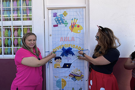 La alcaldesa Edith Escarcega entregó mobiliario, balones y contenedores a la primaria Calixto García en Ejido Hidalgo, reforzando el compromiso con la educación intercultural.