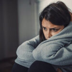 El "síndrome de la niña buena" obliga a muchas mujeres a complacer a otros mientras descuidan su salud. Descubre cómo identificar este patrón y sus graves consecuencias emocionales.