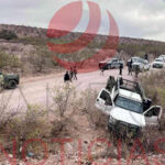 Autoridades encontraron una pickup blanca con impactos de bala y un arma R-15 en El Rucio, posiblemente vinculada al ataque contra policías en Casas Grandes.