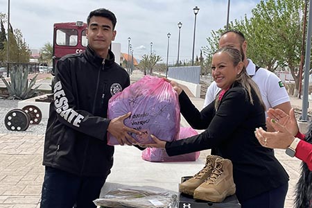 La presidenta Edith Escarcega entregó uniformes y una Suburban a bomberos y protección civil de Nuevo Casas Grandes, reforzando su capacidad de respuesta en emergencias.