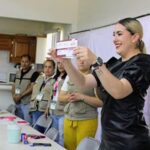 Más de 5,700 estudiantes de secundaria en el noroeste de Chihuahua recibieron la beca Rita Cetina, con montos de $1,900 pesos por alumno.