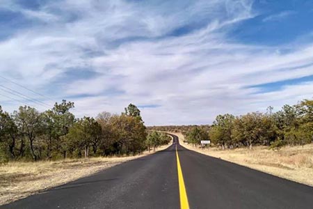 Chihuahua invierte $2,600 millones en rehabilitación de carreteras. Beneficiará a 1.8 millones de personas en 32 municipios con mejor conectividad y seguridad vial.