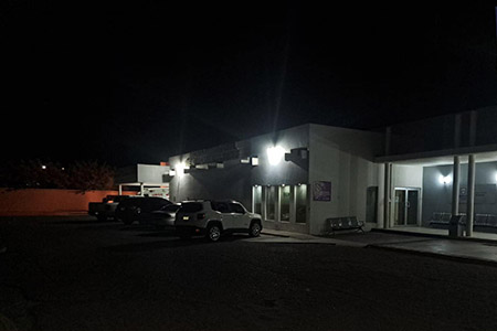 Un hombre de 43 años falleció al quedar aplastado entre vehículos cuando ayudaba a remolcar uno en ejido Benito Juárez. El auto en bajada se devolvió súbitamente causando el fatal accidente.