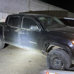 La Fiscalía de Chihuahua investiga el secuestro de tres personas rescatadas por la SSPE y SEDENA en Carichí. Las víctimas fueron encontradas maniatadas en una camioneta abandonada.