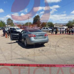 Un joven de 17 años perdió la vida al chocar su motocicleta Italika contra un automóvil en Ejido Constitución. Su hermano menor sobrevivió al accidente.