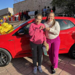 La señora Jovita Núñez ganó un automóvil nuevo en la rifa municipal por pago de predial en Nuevo Casas Grandes, organizada por Edith Escarcega.