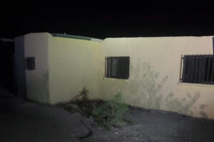Un hombre de entre 30 y 38 años fue encontrado sin vida en una vivienda abandonada del ejido Benito Juárez, en San Buenaventura. Vecinos lo habían visto en estado de ebriedad días antes.